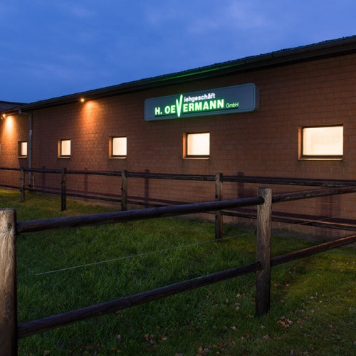 Leuchtendes Firmenlogo bei Nacht